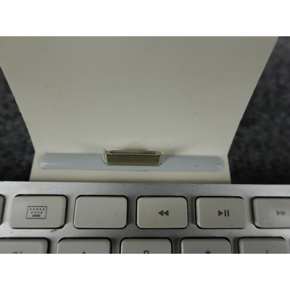 Apple iPad Keyboard Dock‎ A1359 Silver White Good 30-pin Connector Aluminum